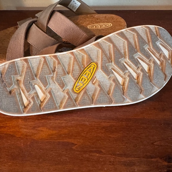 Keen women’s tan Sandals - Picture 3 of 10